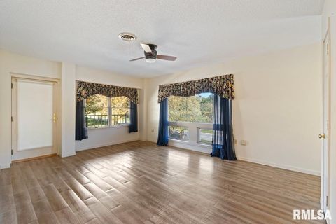 Tiny photo for 1104 KIMBERLY Road #602, Bettendorf, IA 52722 (MLS # QC4269128)