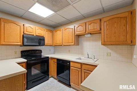 Tiny photo for 1104 KIMBERLY Road #602, Bettendorf, IA 52722 (MLS # QC4269128)