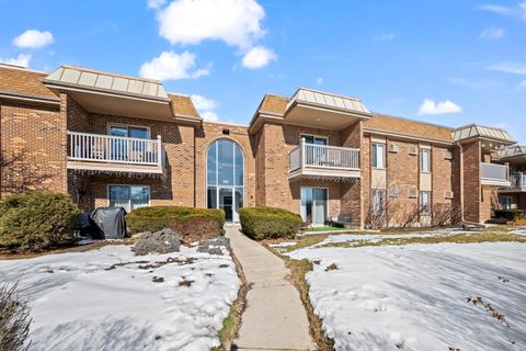 2411 N Kennicott Drive 2B Arlington Heights IL 60004