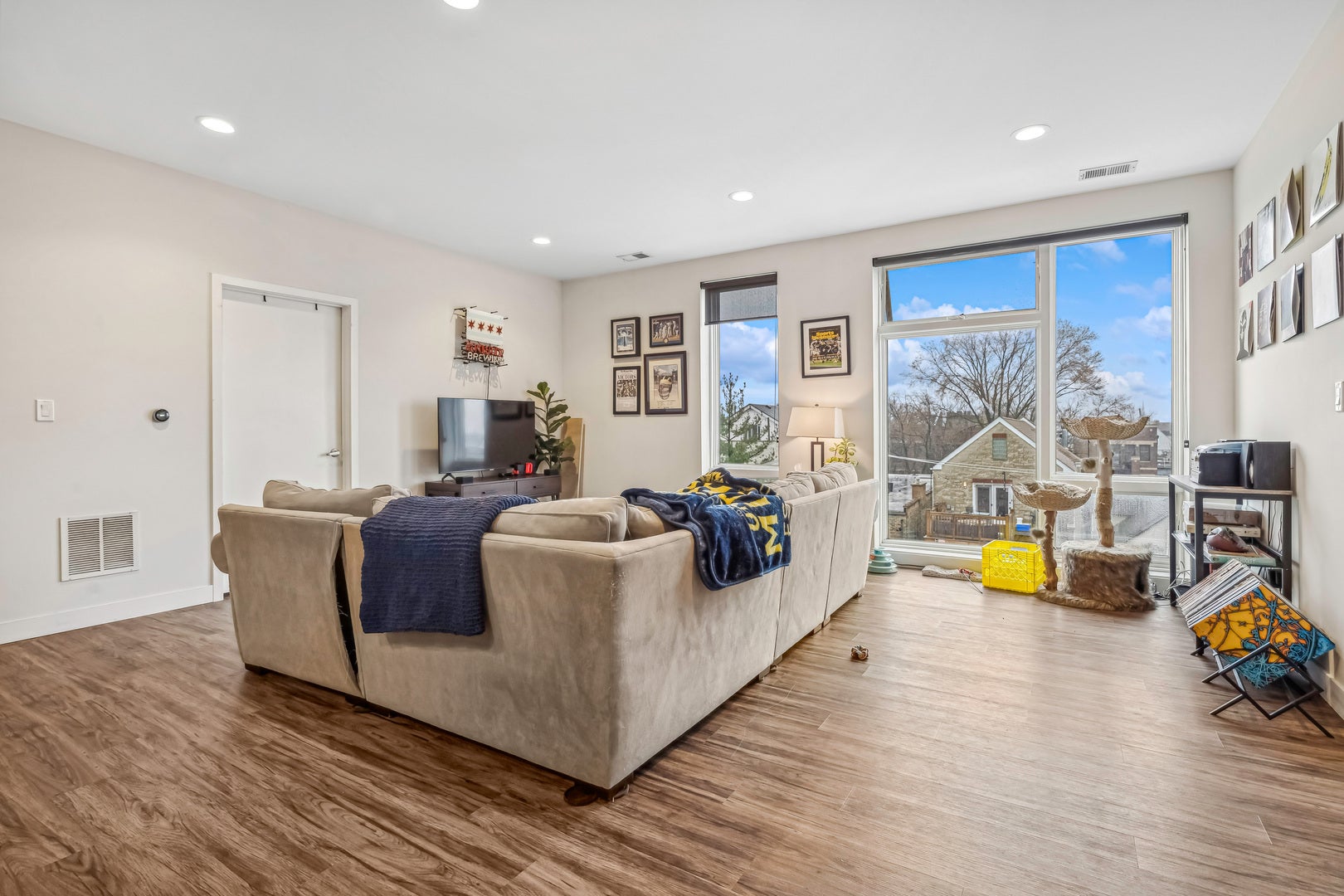 1045 W Cornelia Avenue 501