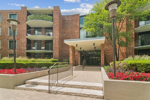 Photo of 1405 E Central Road #218C, Arlington Heights, IL 60005 (MLS # 12675927)
