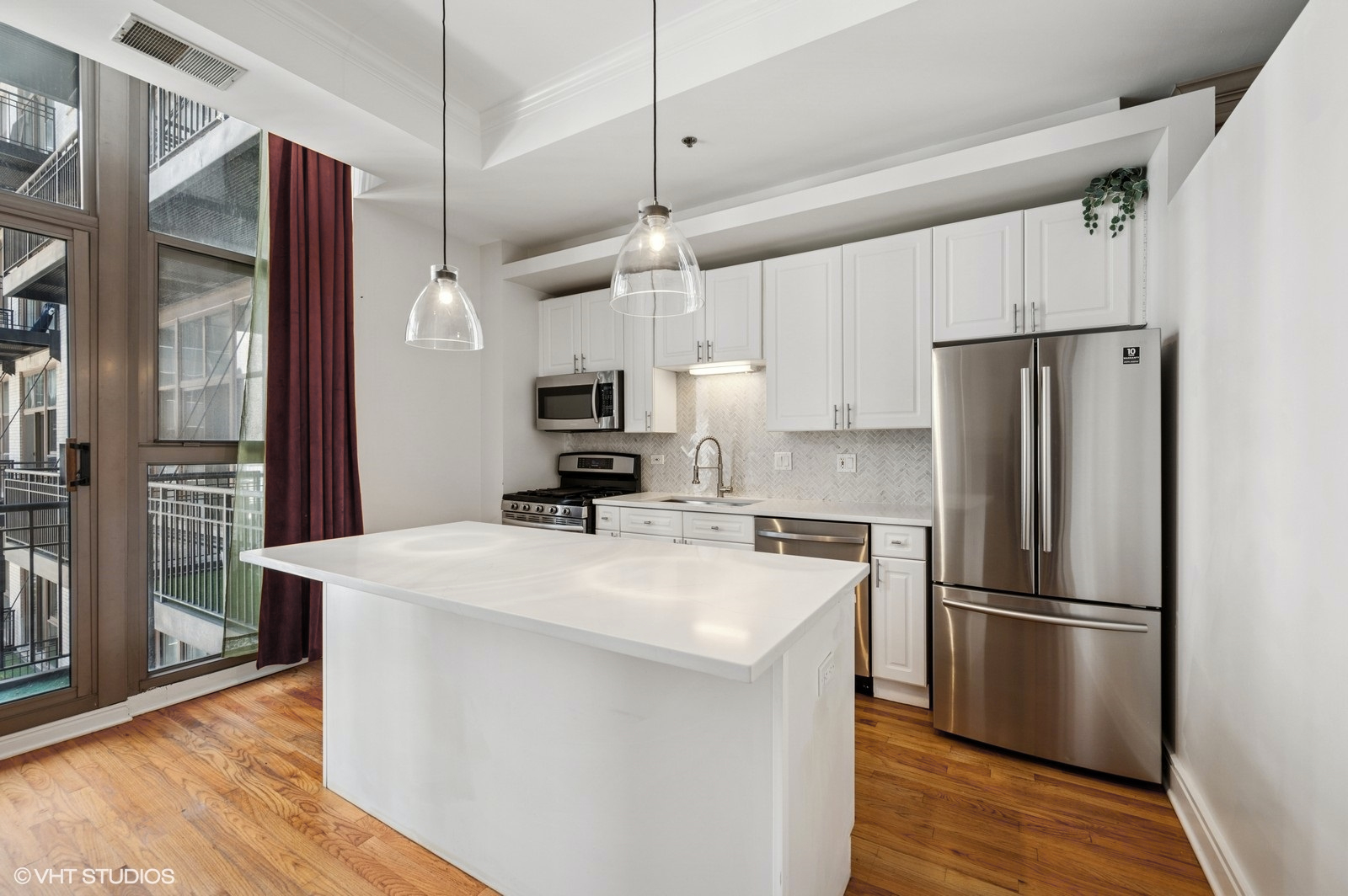 212 W WASHINGTON Street 1006