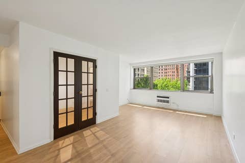 Tiny photo for 253 E DELAWARE Place #5E, Chicago, IL 60611 (MLS # 12740634)