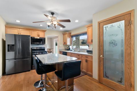 Tiny photo for 9212 S Komensky Avenue, Oak Lawn, IL 60453 (MLS # 12556315)