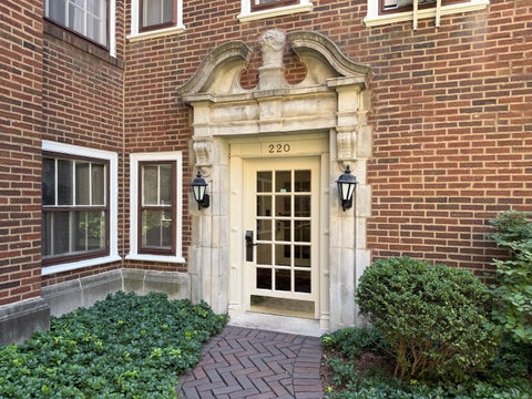 Photo of 220 S Maple Avenue #42, Oak Park, IL 60302 (MLS # 12784214)