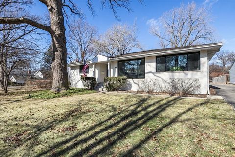 Tiny photo for 440 W Sheridan Place, Lake Bluff, IL 60044 (MLS # 12578353)
