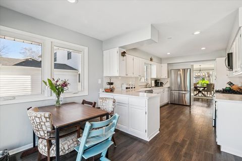 Tiny photo for 440 W Sheridan Place, Lake Bluff, IL 60044 (MLS # 12578353)