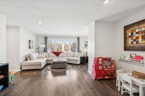 Tiny photo for 440 W Sheridan Place, Lake Bluff, IL 60044 (MLS # 12578353)