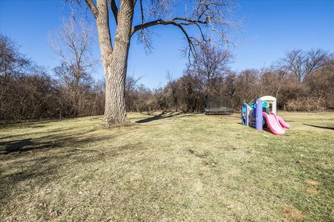 Tiny photo for 440 W Sheridan Place, Lake Bluff, IL 60044 (MLS # 12578353)
