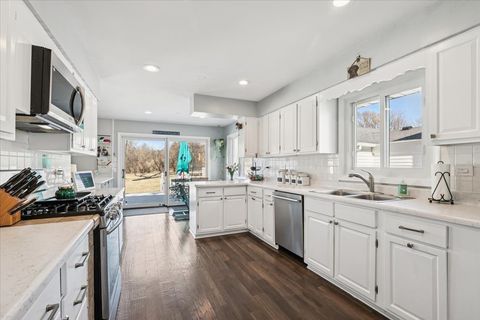 Tiny photo for 440 W Sheridan Place, Lake Bluff, IL 60044 (MLS # 12578353)