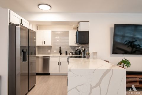 Tiny photo for 2909 N Sheridan Road #407, Chicago, IL 60657 (MLS # 12589216)