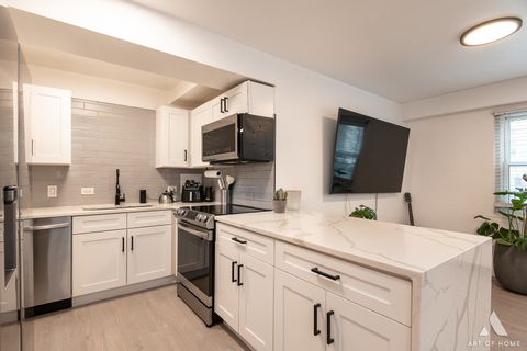 Tiny photo for 2909 N Sheridan Road #407, Chicago, IL 60657 (MLS # 12589216)