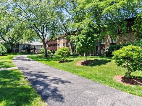 Tiny photo for 940 E Old Willow Road #305, Prospect Heights, IL 60070 (MLS # 12461376)