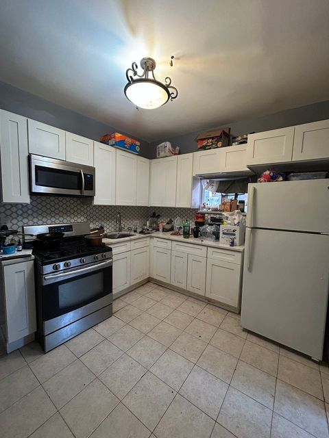 8211 S Saginaw Avenue Chicago IL 60617