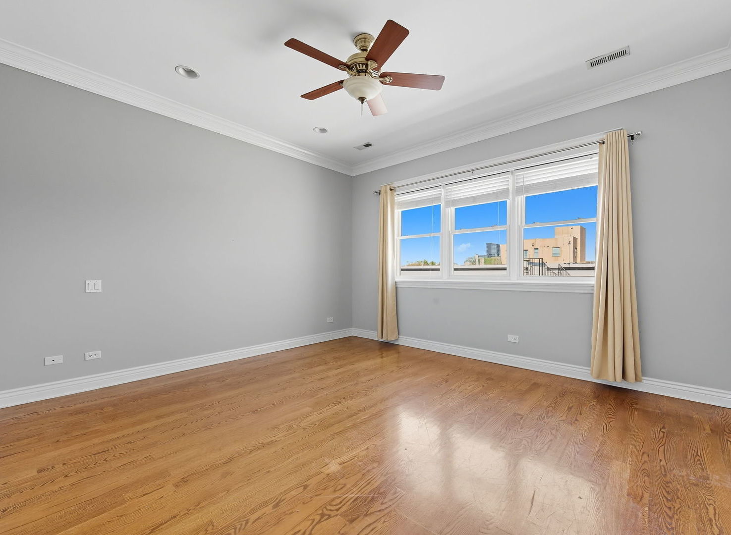 Chicago, Illinois 60607, United States, 3 Bedrooms Bedrooms, ,2 BathroomsBathrooms,Residential,Active,243961