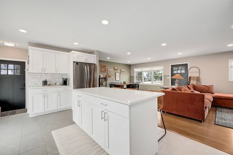 Tiny photo for 6213 Leonard Avenue, Downers Grove, IL 60516 (MLS # 12601666)