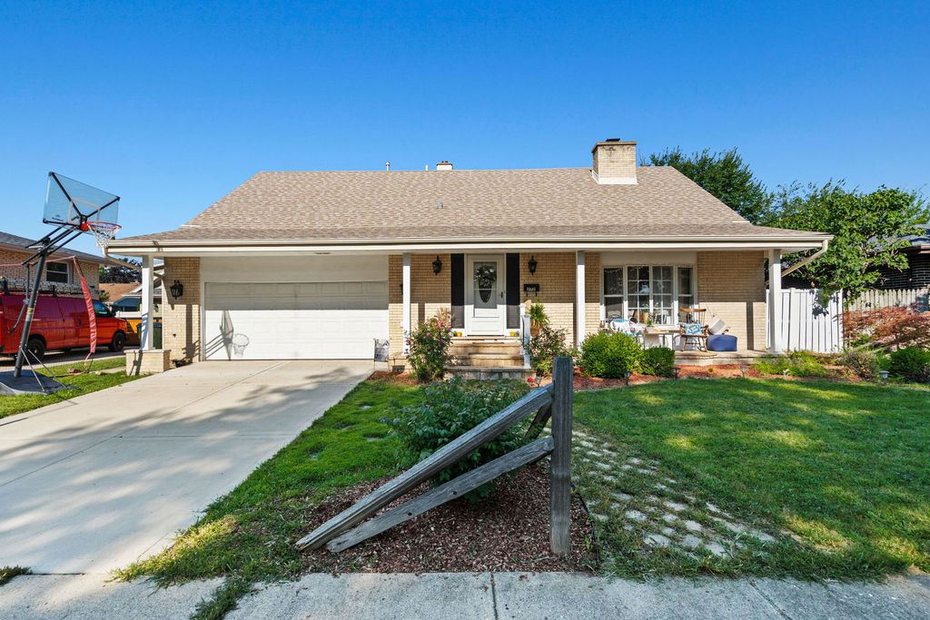 Photo for 272 Prospect Avenue, Wood Dale, IL 60191 (MLS # 12448759)