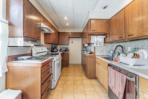 Tiny photo for 7533 N Ridge Boulevard, Chicago, IL 60645 (MLS # 12601487)