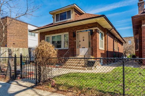 Tiny photo for 7533 N Ridge Boulevard, Chicago, IL 60645 (MLS # 12601487)