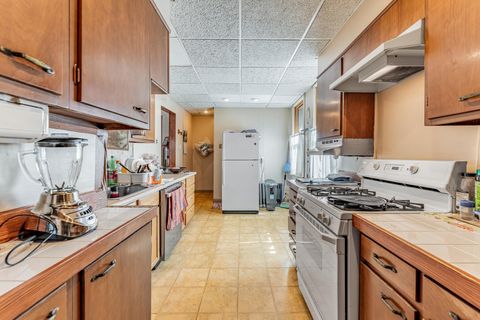 Tiny photo for 7533 N Ridge Boulevard, Chicago, IL 60645 (MLS # 12601487)