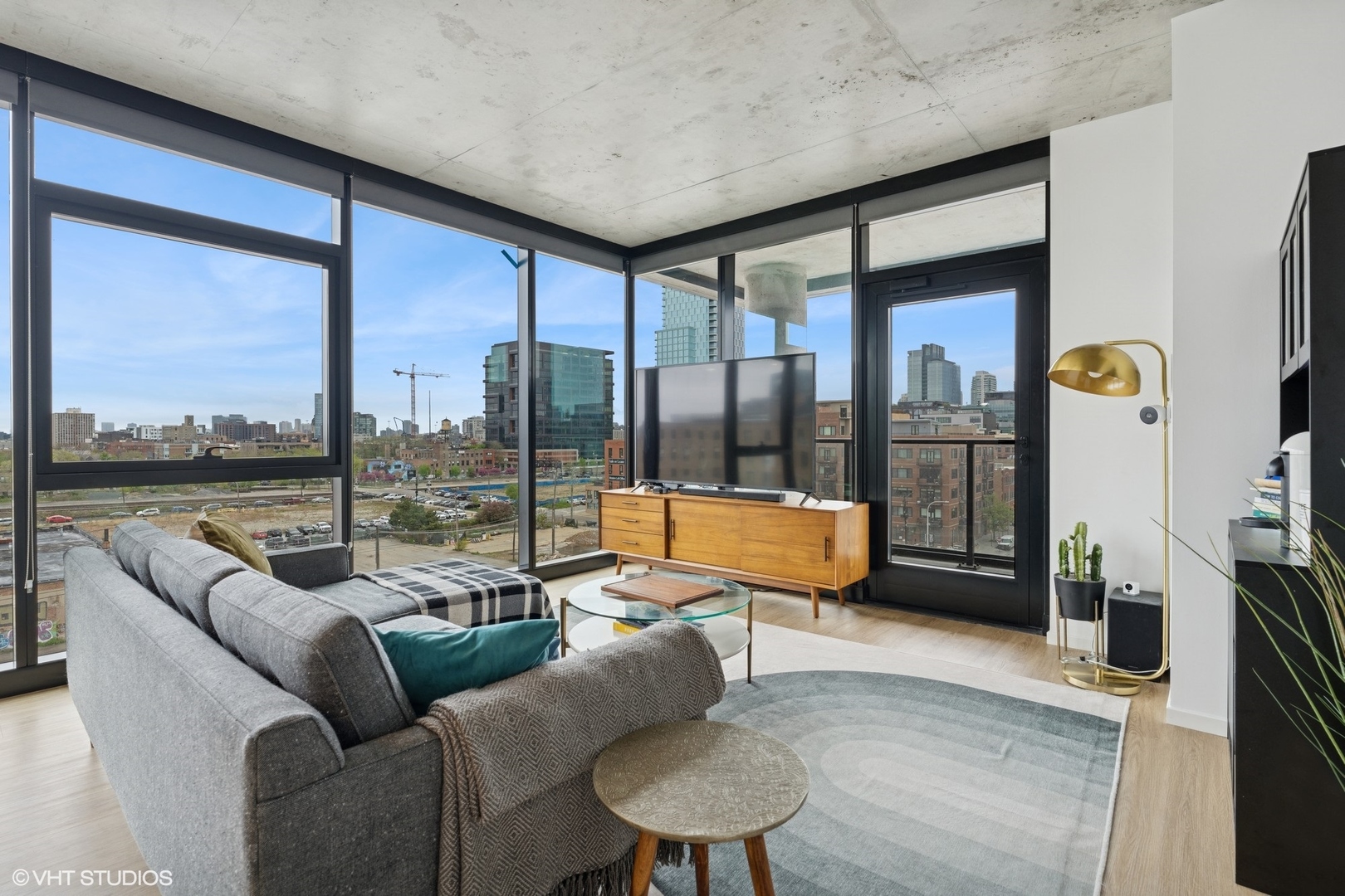 225 N Elizabeth Street 602