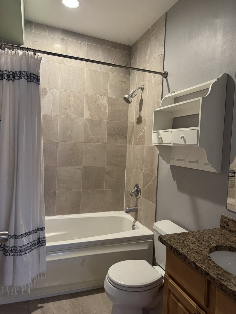 1430 N Maplewood Avenue 302