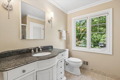 Tiny photo for 455 W Hawthorne Court, Lake Bluff, IL 60044 (MLS # 12750837)