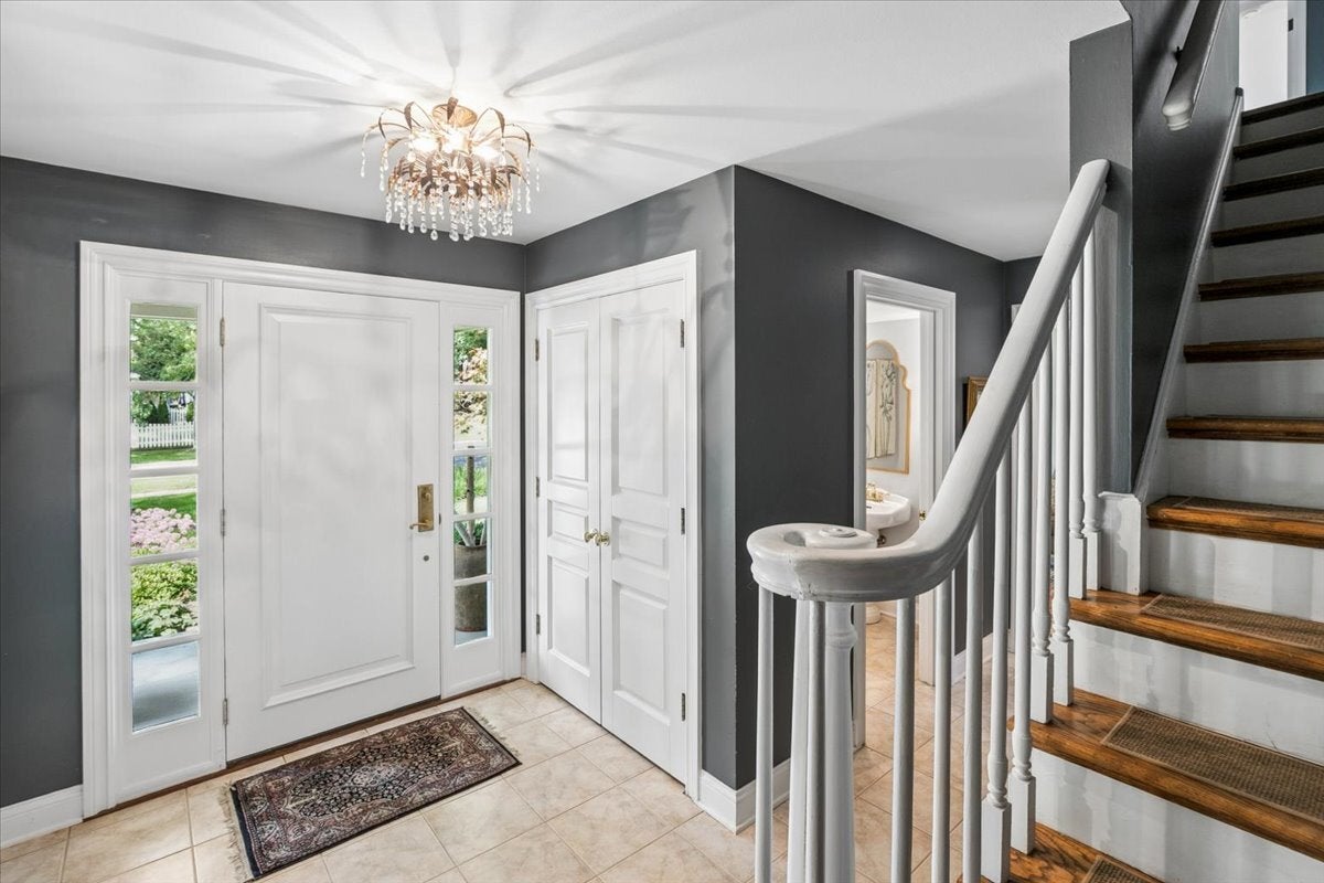 455 W Hawthorne Court