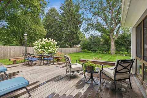 Tiny photo for 455 W Hawthorne Court, Lake Bluff, IL 60044 (MLS # 12750837)