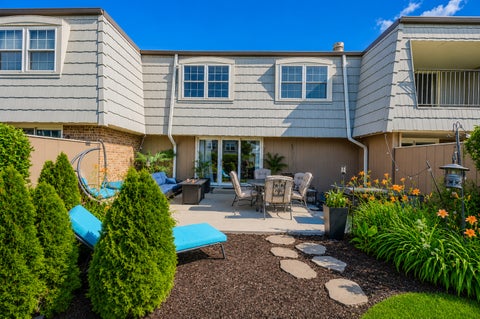 Tiny photo for 660 Versailles Circle #E, Elk Grove Village, IL 60007 (MLS # 12689115)