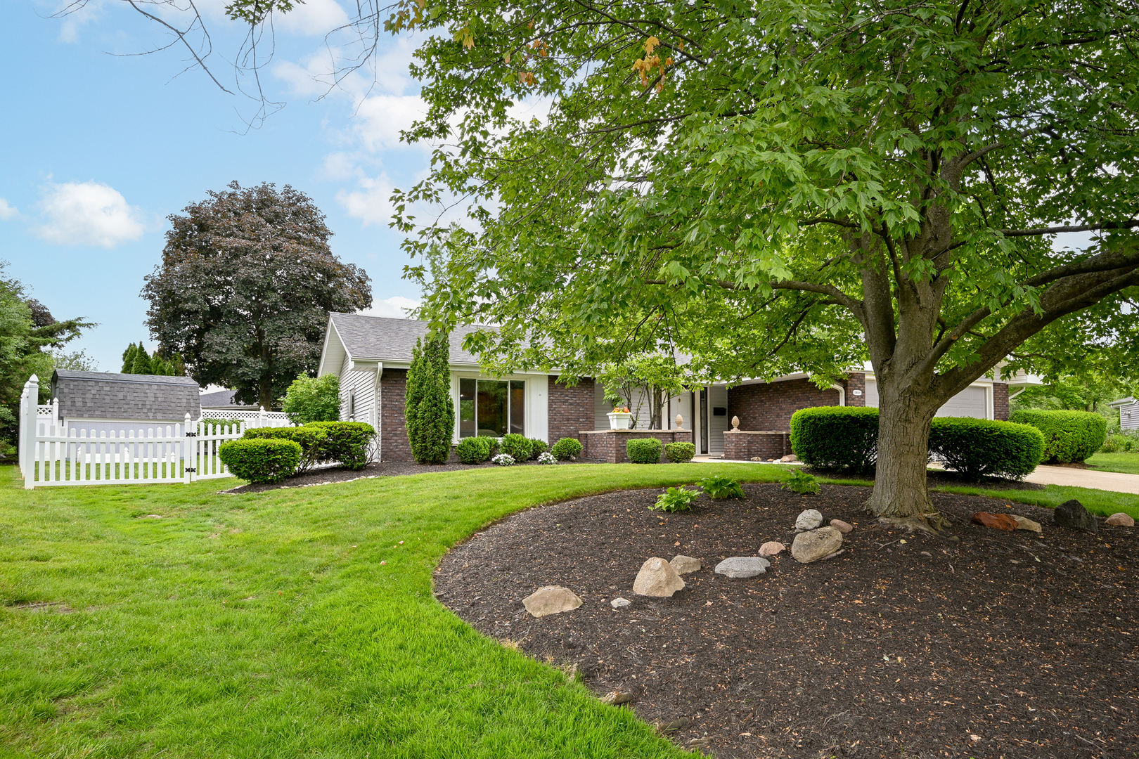 23W303 Cambridge Court