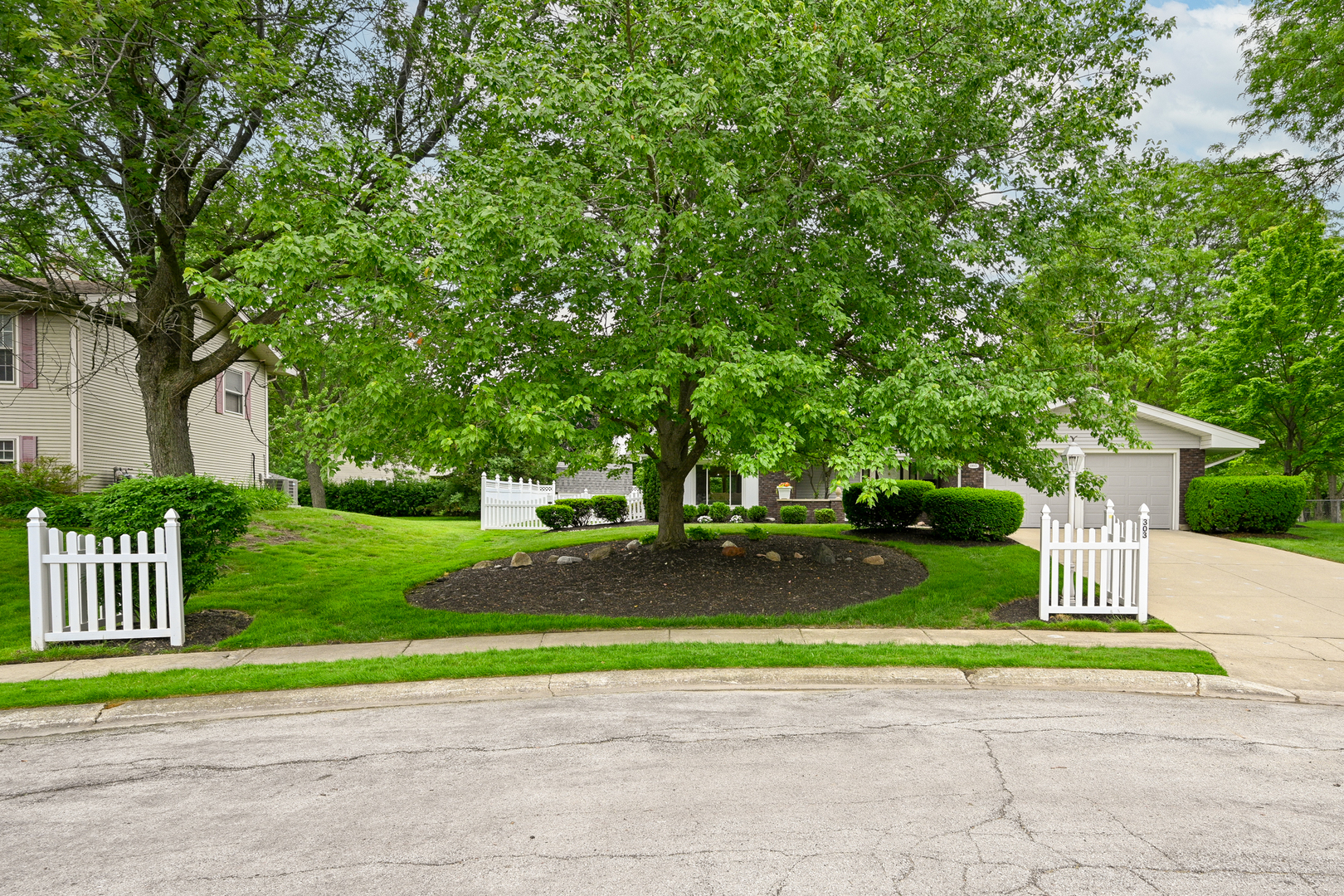 23W303 Cambridge Court