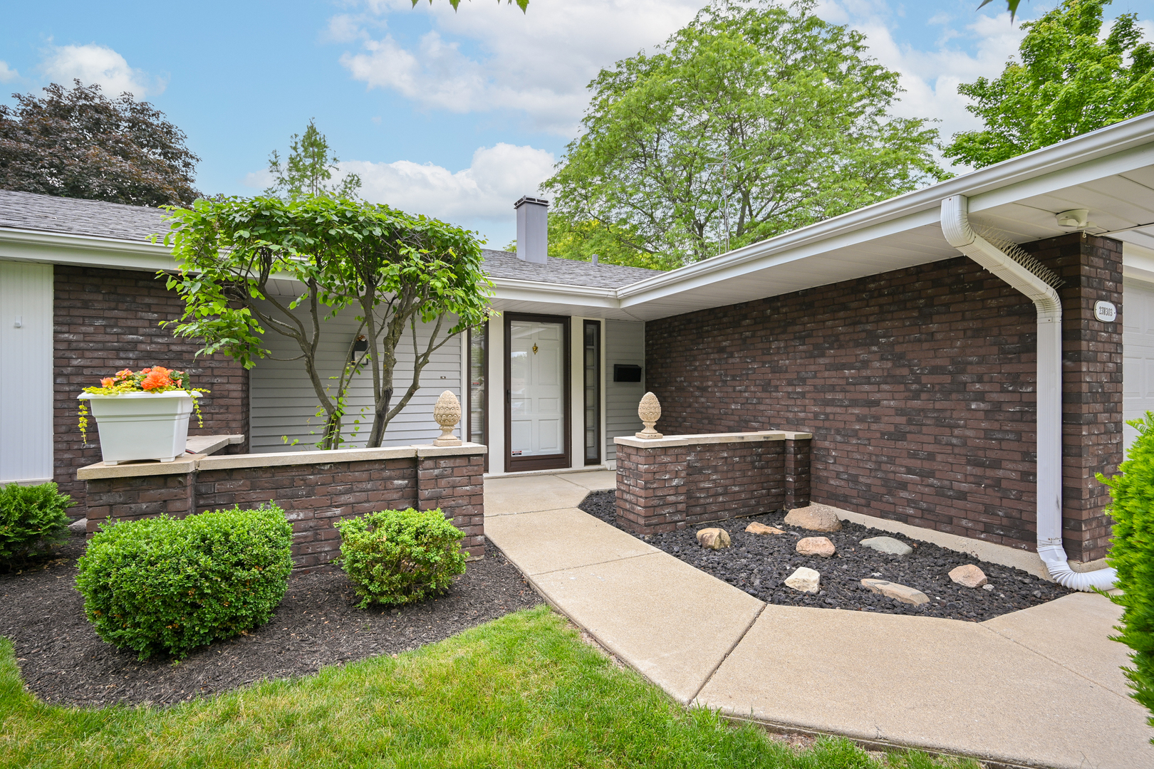 23W303 Cambridge Court