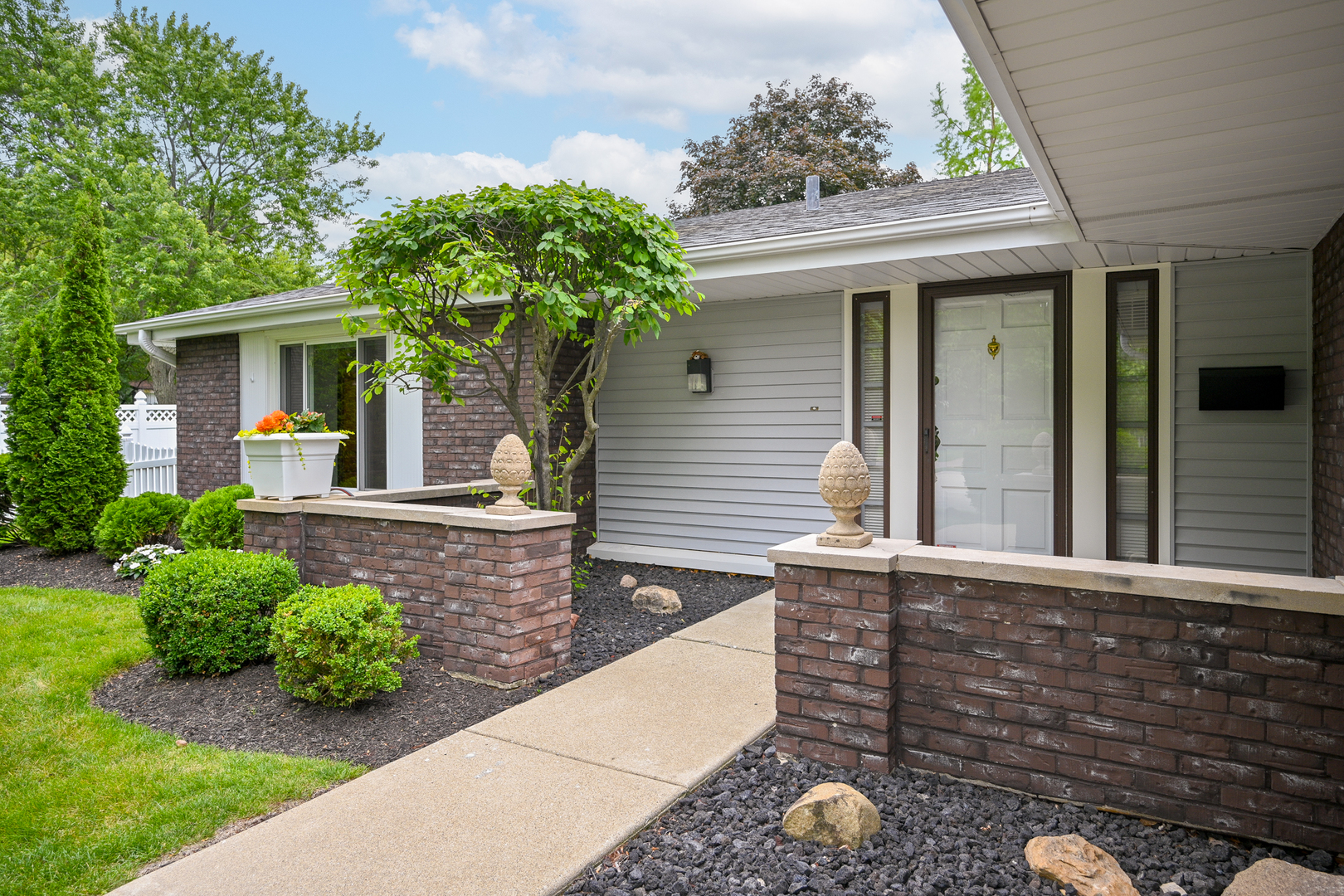 23W303 Cambridge Court
