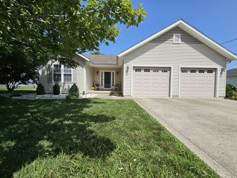 Photo of 404 W Beacon Court, Mt Vernon, IL 62864 (MLS # 12693309)