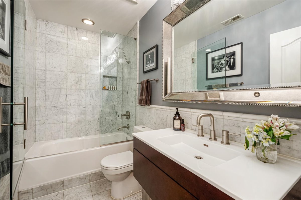Chicago, Illinois 60654, United States, 2 Bedrooms Bedrooms, ,2 BathroomsBathrooms,Residential,Active,232874