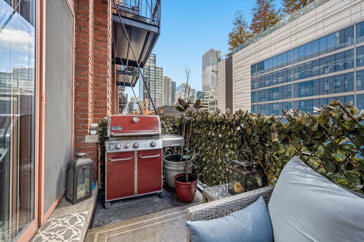 Chicago, Illinois 60654, United States, 2 Bedrooms Bedrooms, ,2 BathroomsBathrooms,Residential,Active,232874