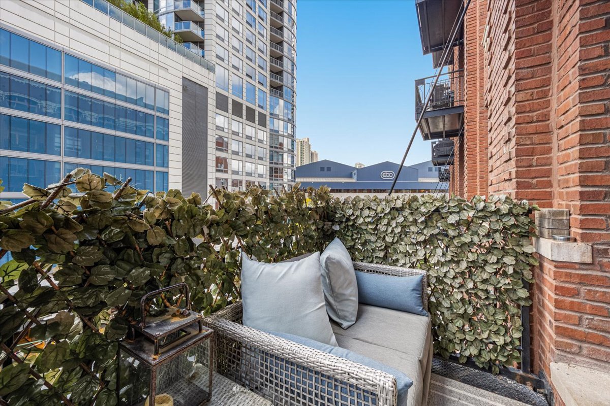 Chicago, Illinois 60654, United States, 2 Bedrooms Bedrooms, ,2 BathroomsBathrooms,Residential,Active,232874