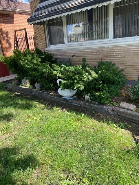 Photo of 2321 W 81st Place, Chicago, IL 60620 (MLS # 12488451)