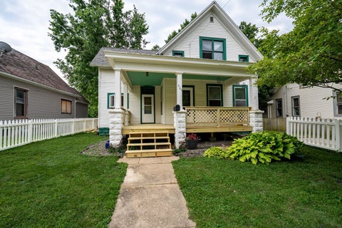 Photo of 906 W Taylor Street, Bloomington, IL 61701 (MLS # 12684217)