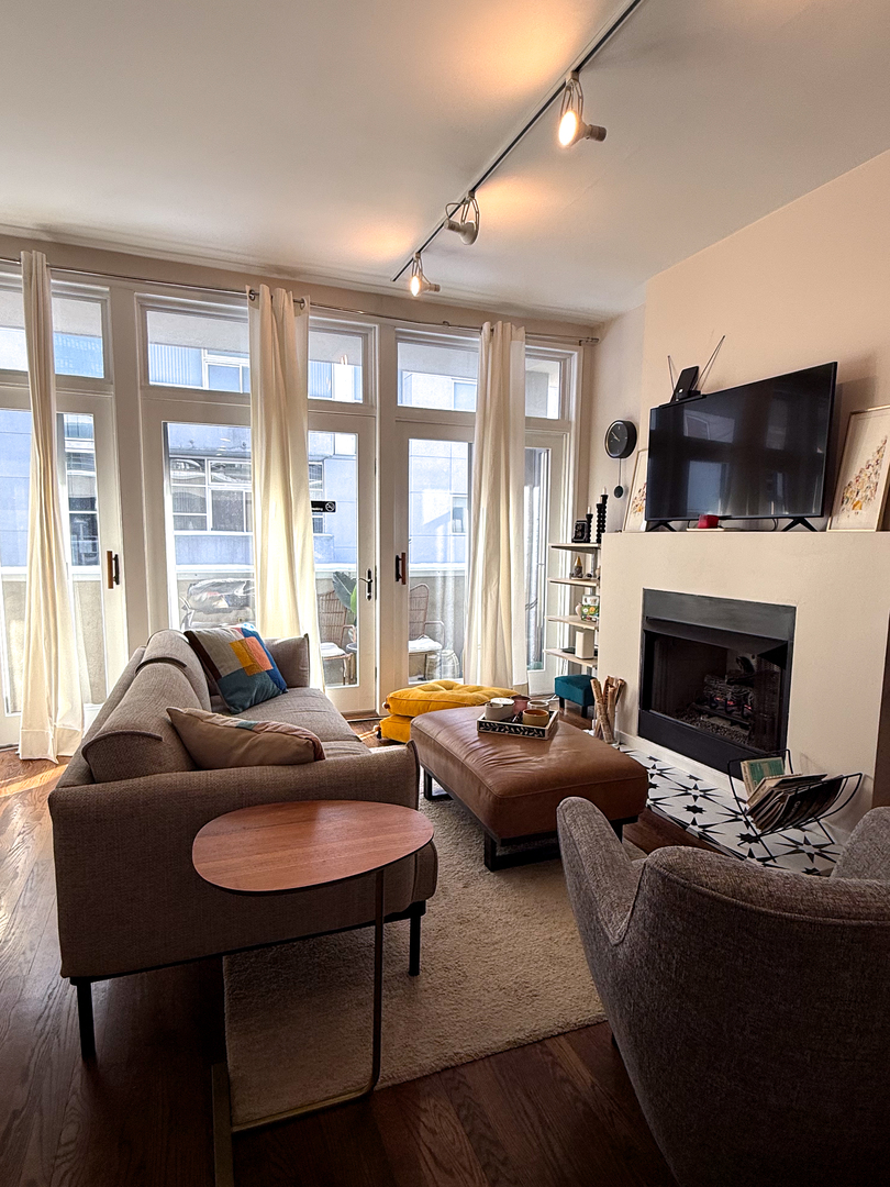 943 W Huron Street E