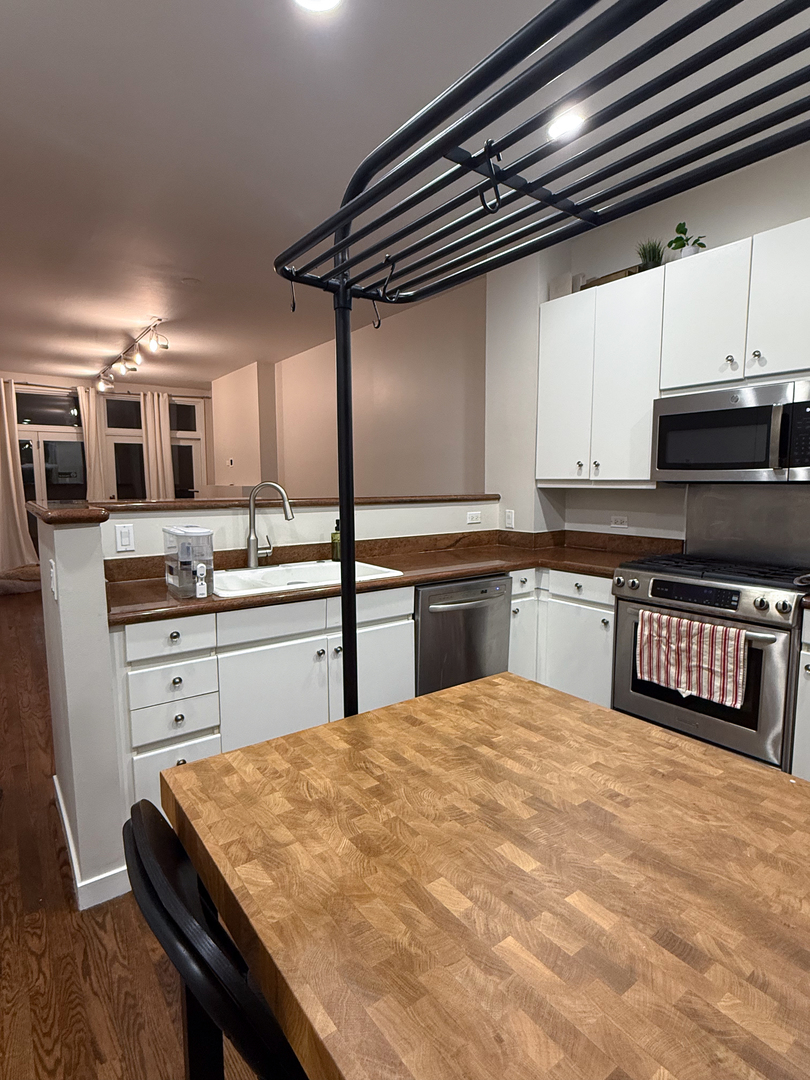 943 W Huron Street E