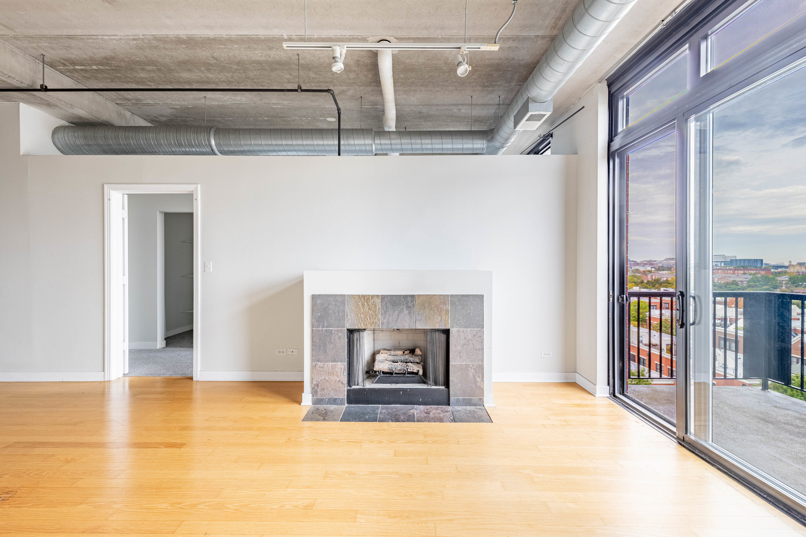 811 W 15th Place 806