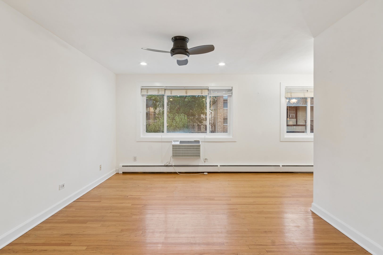 820 Seward Street 2F
