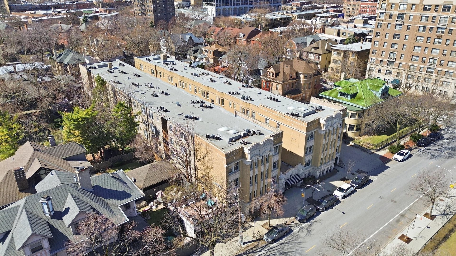 4240 N Clarendon Avenue 209N