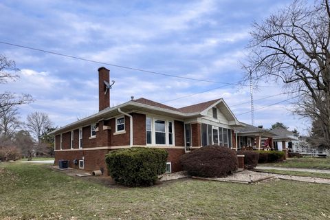 Tiny photo for 305 5th Street W, Benton, IL 62812 (MLS # 12590248)