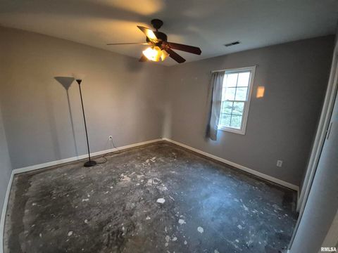 Tiny photo for 1100 MOORE Street, Eldorado, IL 62930 (MLS # EB460563)