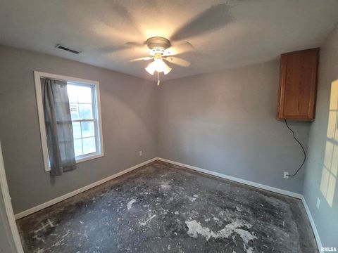 Tiny photo for 1100 MOORE Street, Eldorado, IL 62930 (MLS # EB460563)