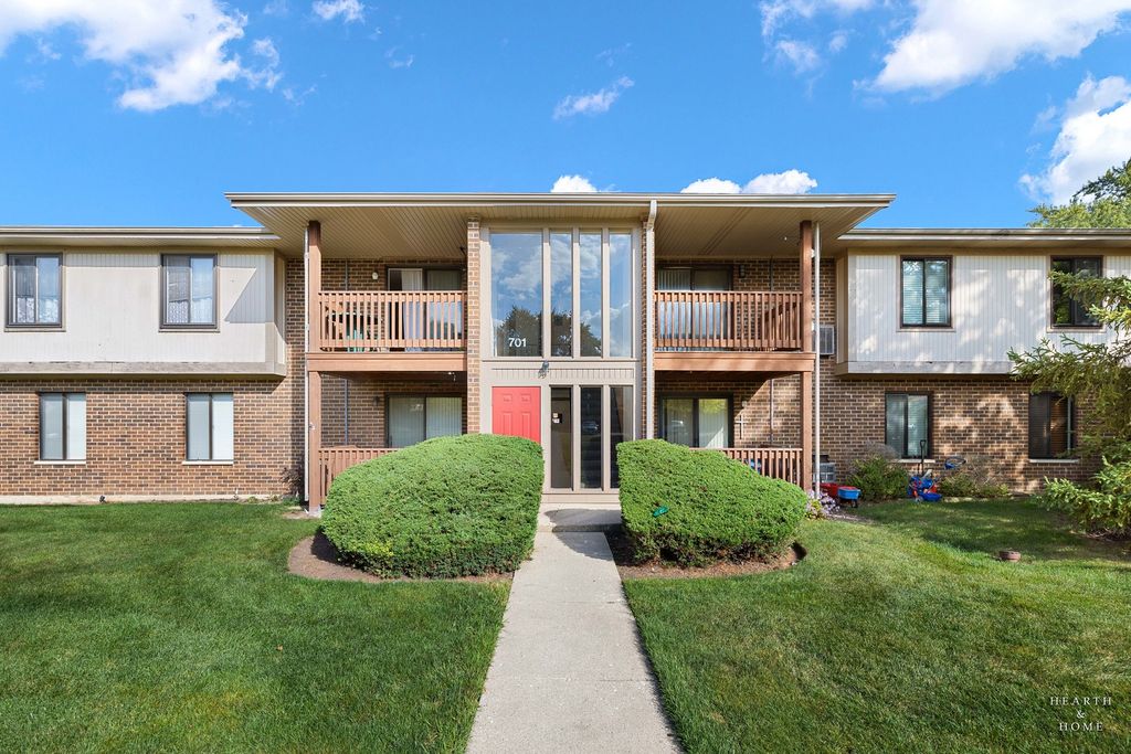 Photo for 701 Garden Circle #3, Streamwood, IL 60107 (MLS # 12481167)