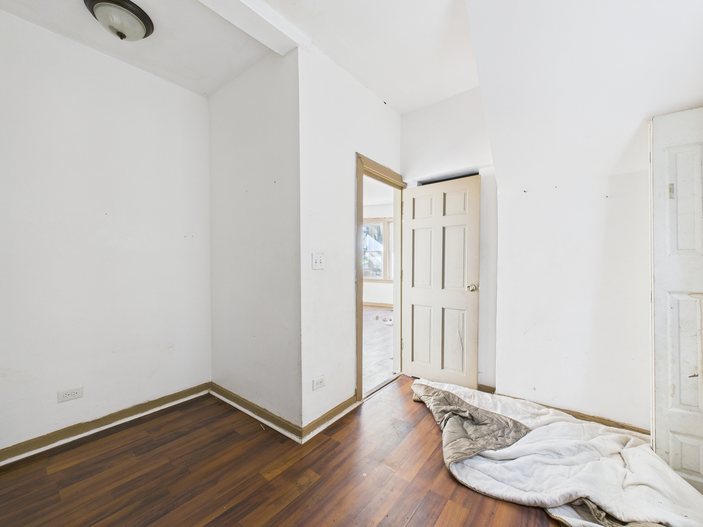 8709 S Escanaba Avenue